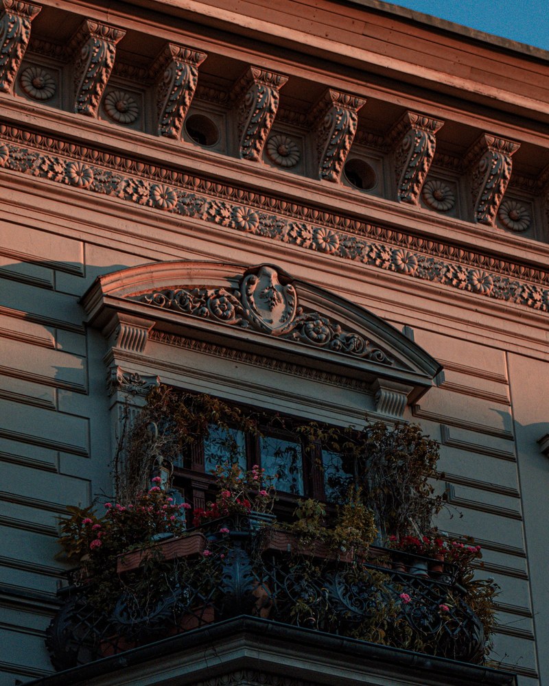 Verzierte Altbaufassade mit Balkon