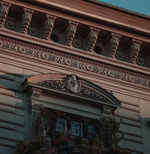 Verzierte Altbaufassade mit Balkon